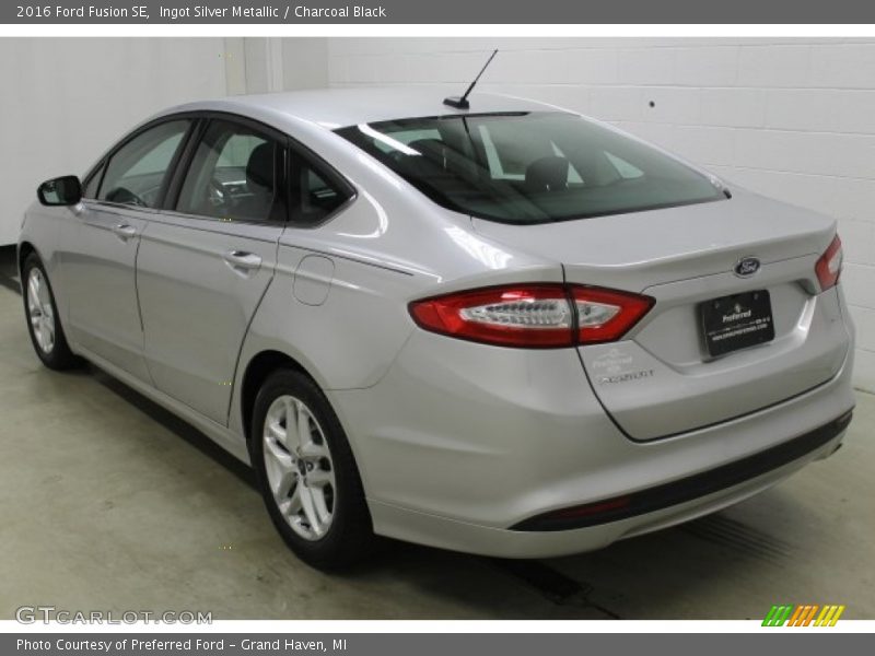 Ingot Silver Metallic / Charcoal Black 2016 Ford Fusion SE