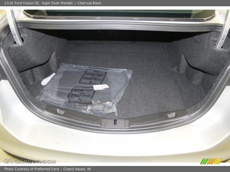 Ingot Silver Metallic / Charcoal Black 2016 Ford Fusion SE