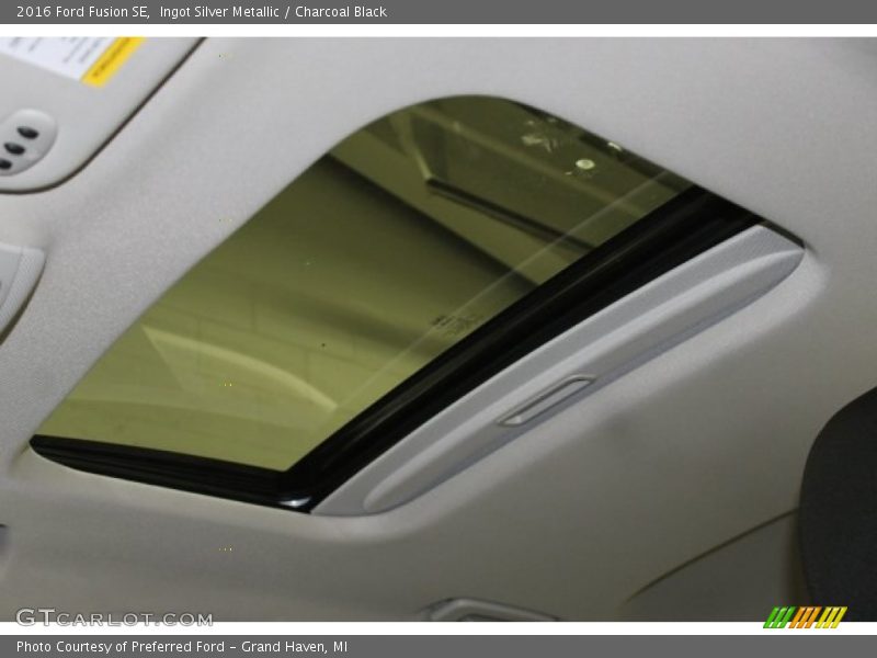 Ingot Silver Metallic / Charcoal Black 2016 Ford Fusion SE