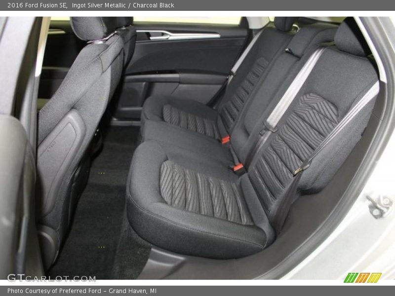 Ingot Silver Metallic / Charcoal Black 2016 Ford Fusion SE