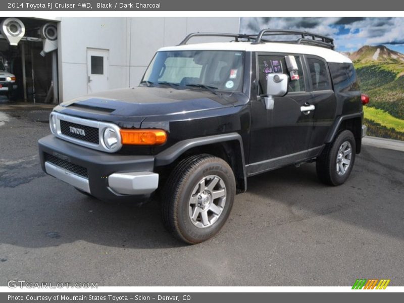 Front 3/4 View of 2014 FJ Cruiser 4WD