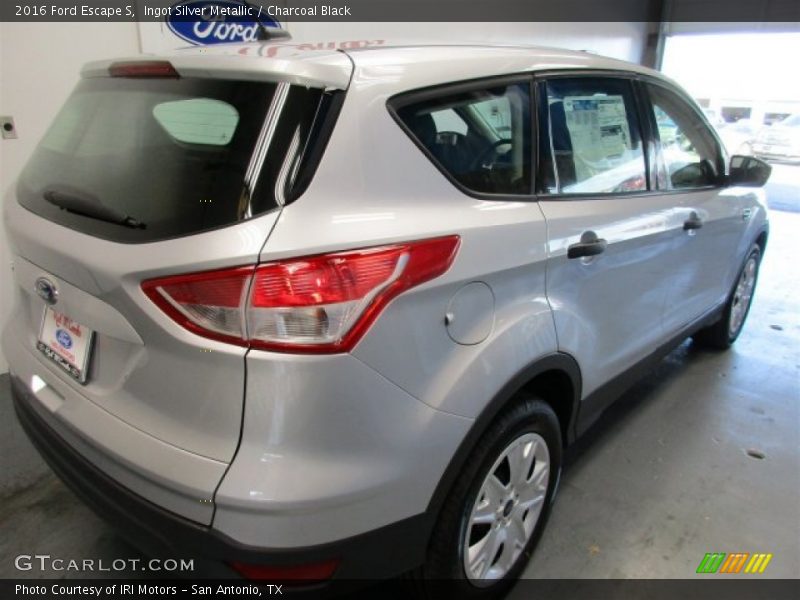 Ingot Silver Metallic / Charcoal Black 2016 Ford Escape S