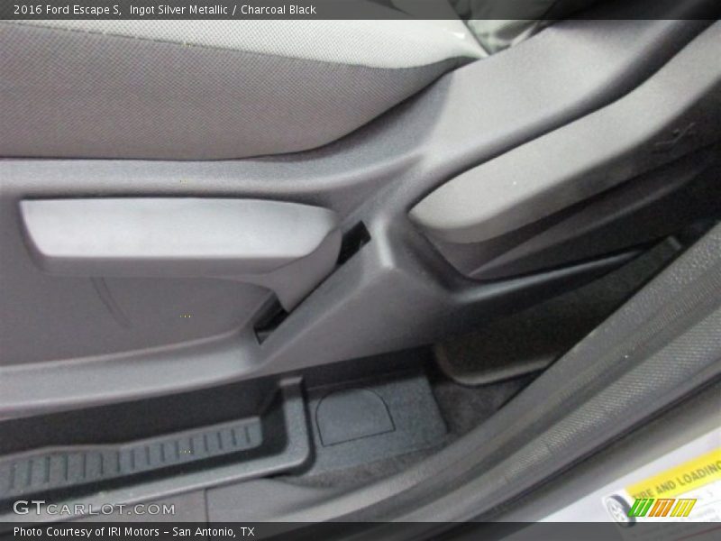 Ingot Silver Metallic / Charcoal Black 2016 Ford Escape S