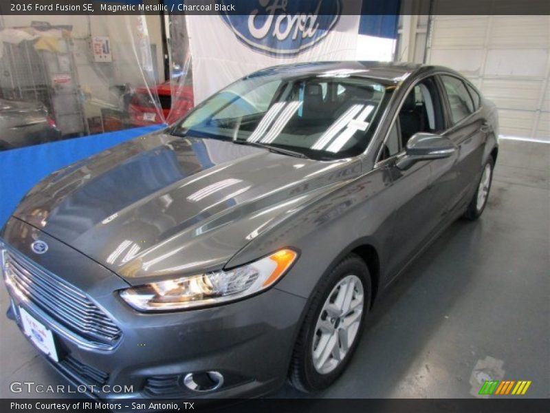Magnetic Metallic / Charcoal Black 2016 Ford Fusion SE