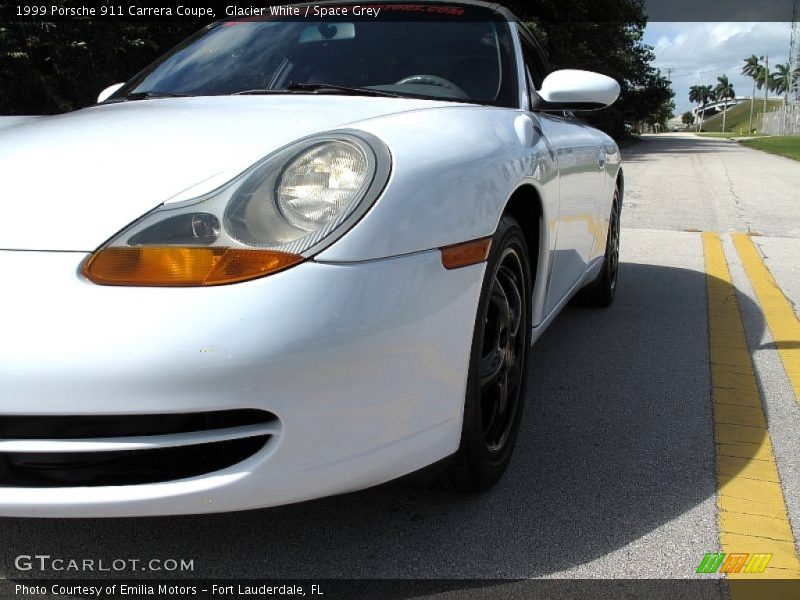 Glacier White / Space Grey 1999 Porsche 911 Carrera Coupe