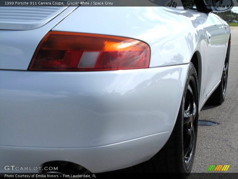 Glacier White / Space Grey 1999 Porsche 911 Carrera Coupe