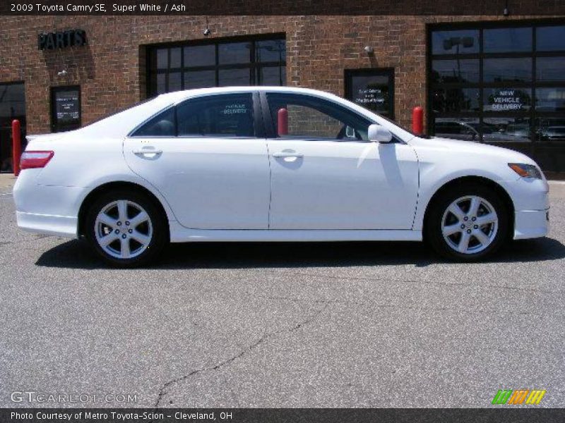 Super White / Ash 2009 Toyota Camry SE