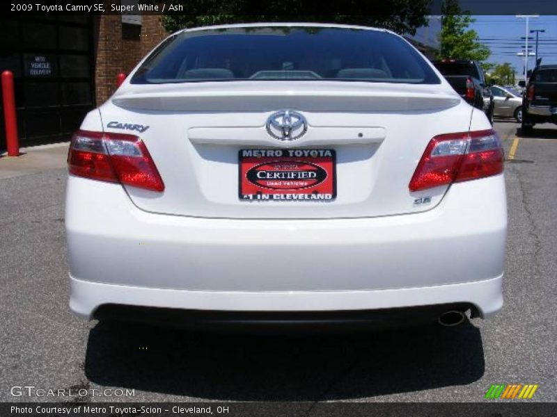 Super White / Ash 2009 Toyota Camry SE