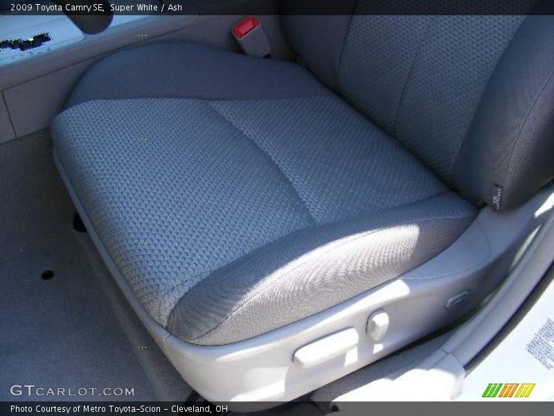Super White / Ash 2009 Toyota Camry SE