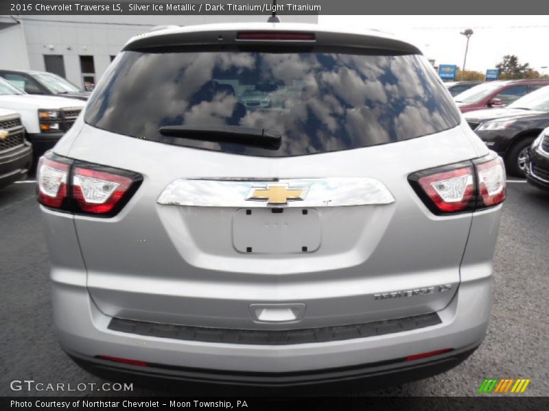 Silver Ice Metallic / Dark Titanium/Light Titanium 2016 Chevrolet Traverse LS