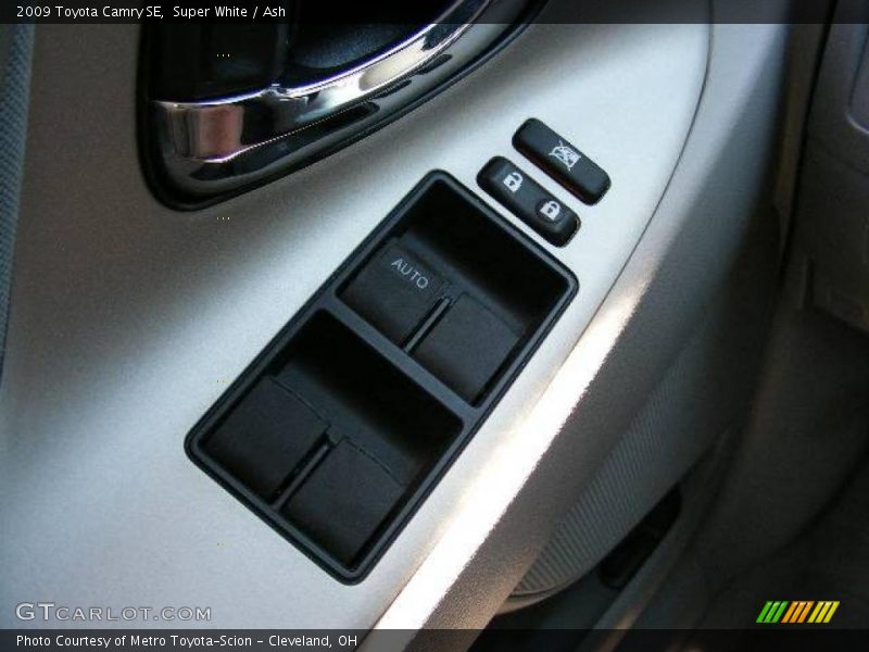 Super White / Ash 2009 Toyota Camry SE