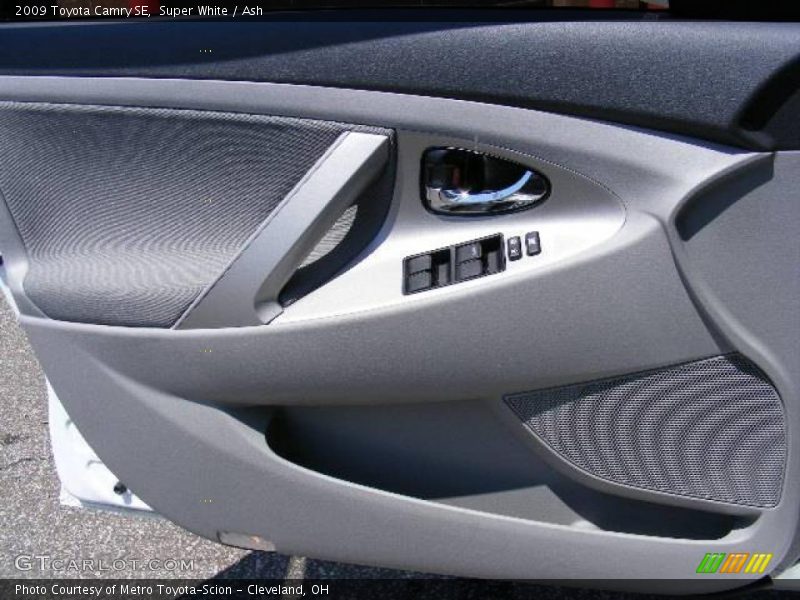 Super White / Ash 2009 Toyota Camry SE