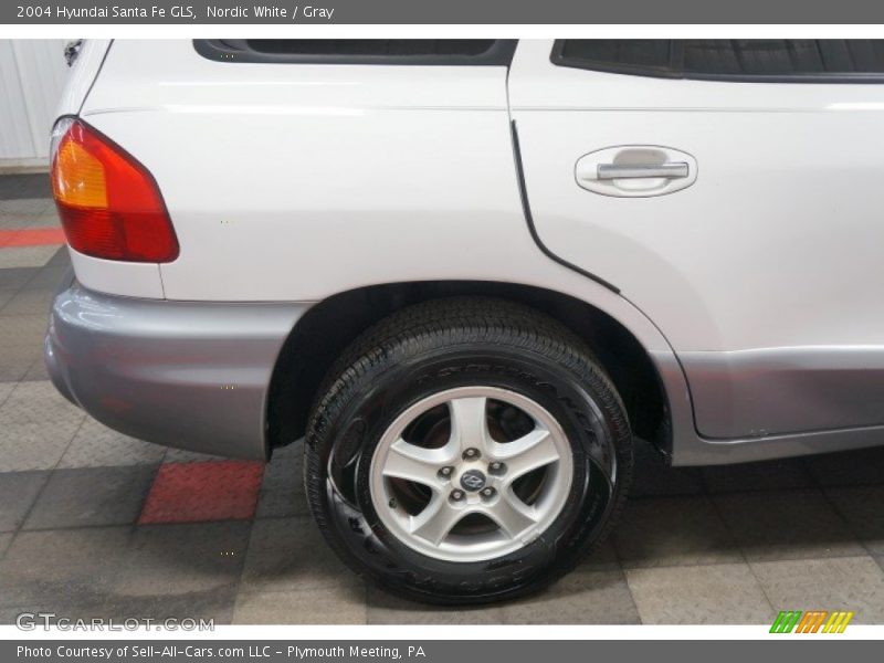 Nordic White / Gray 2004 Hyundai Santa Fe GLS