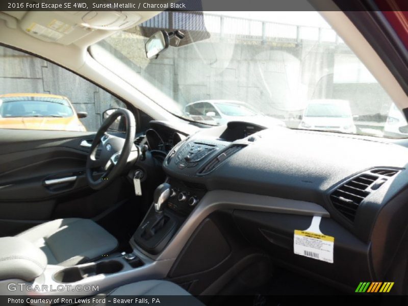 Sunset Metallic / Charcoal Black 2016 Ford Escape SE 4WD