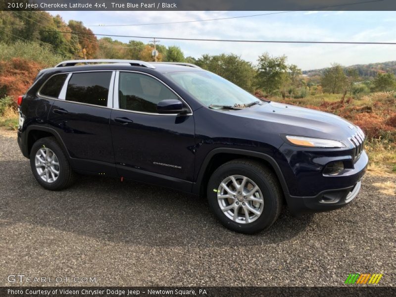 Front 3/4 View of 2016 Cherokee Latitude 4x4