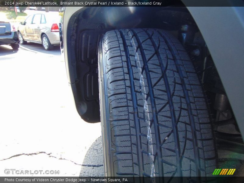 Brilliant Black Crystal Pearl / Iceland - Black/Iceland Gray 2014 Jeep Cherokee Latitude