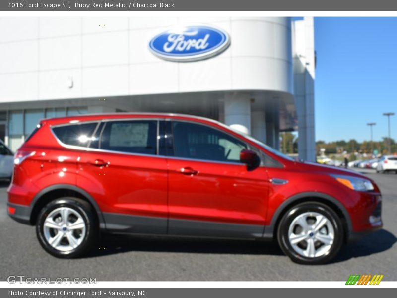 Ruby Red Metallic / Charcoal Black 2016 Ford Escape SE