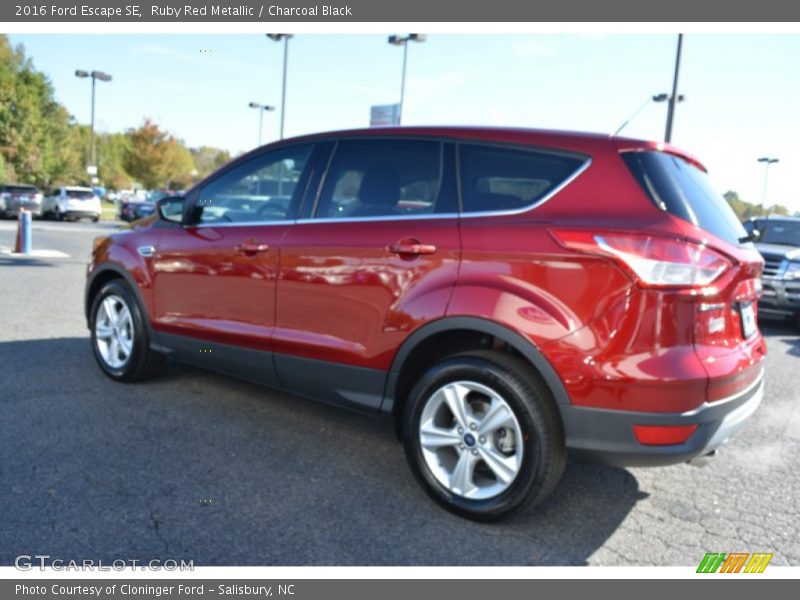 Ruby Red Metallic / Charcoal Black 2016 Ford Escape SE