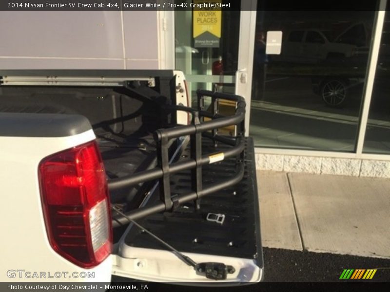 Glacier White / Pro-4X Graphite/Steel 2014 Nissan Frontier SV Crew Cab 4x4
