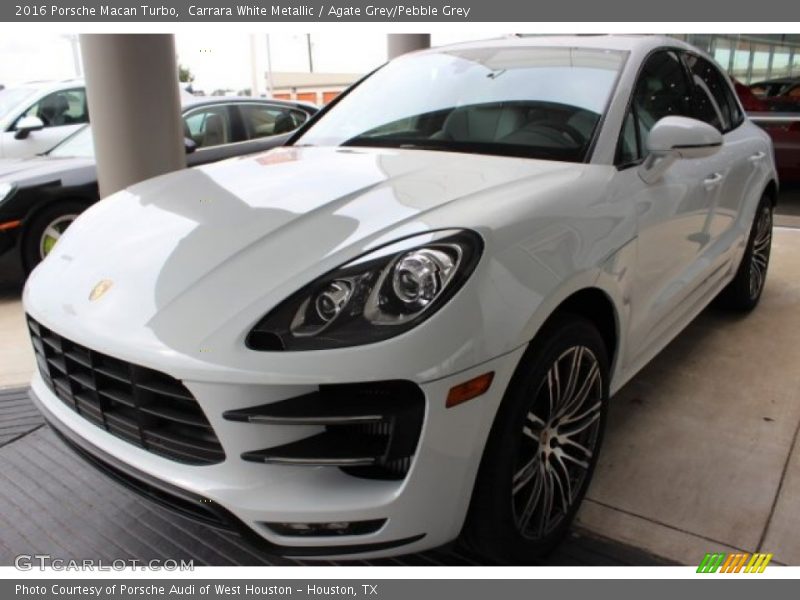 Front 3/4 View of 2016 Macan Turbo