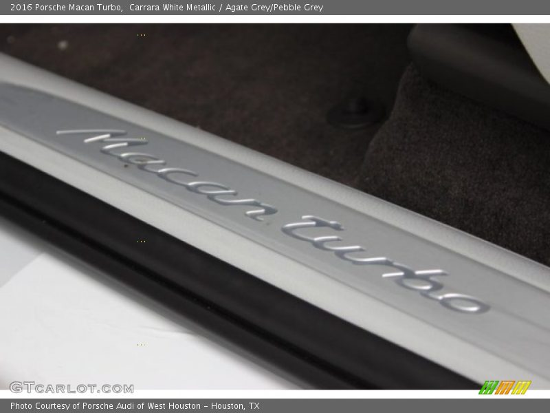 Carrara White Metallic / Agate Grey/Pebble Grey 2016 Porsche Macan Turbo