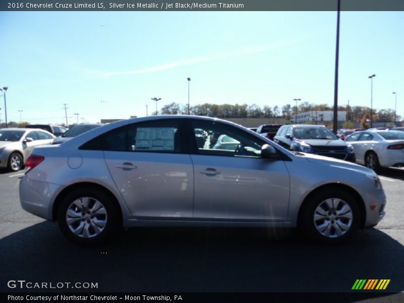 Silver Ice Metallic / Jet Black/Medium Titanium 2016 Chevrolet Cruze Limited LS