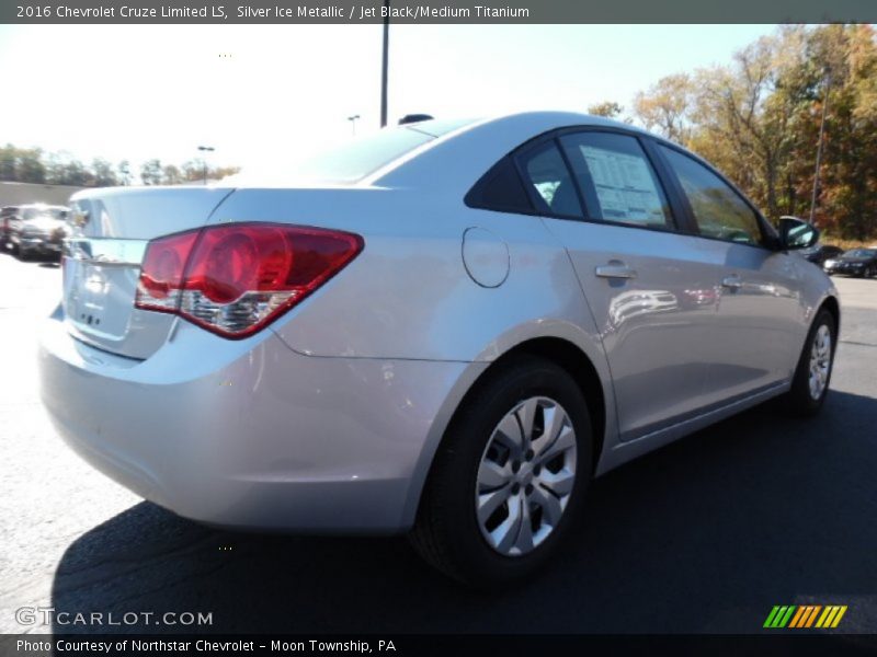 Silver Ice Metallic / Jet Black/Medium Titanium 2016 Chevrolet Cruze Limited LS