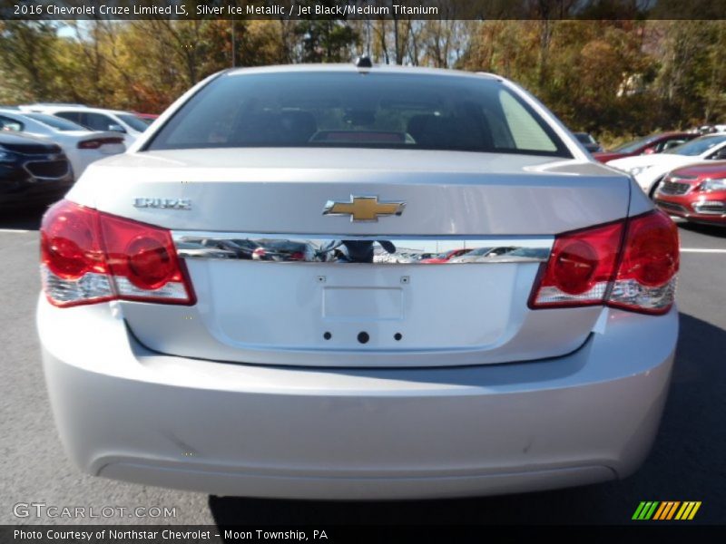 Silver Ice Metallic / Jet Black/Medium Titanium 2016 Chevrolet Cruze Limited LS