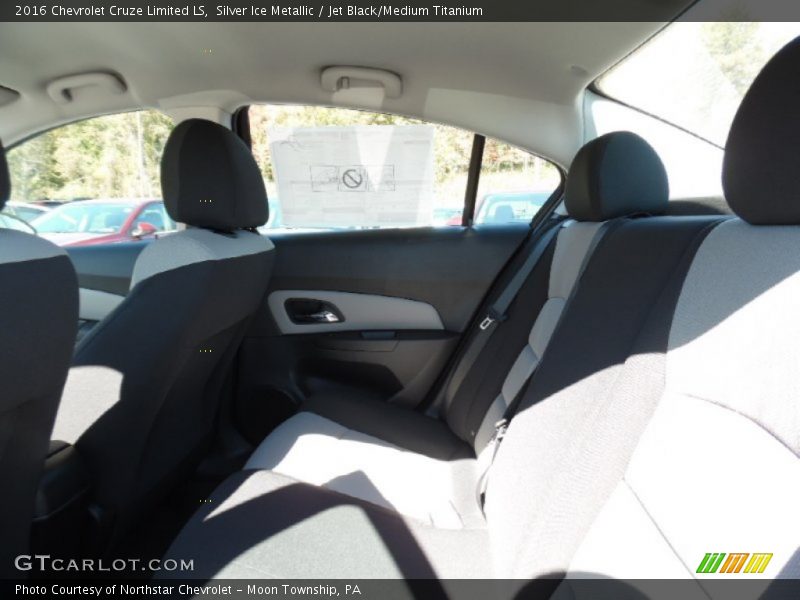 Silver Ice Metallic / Jet Black/Medium Titanium 2016 Chevrolet Cruze Limited LS