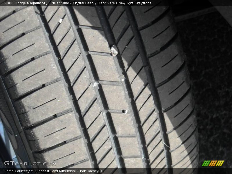 Brilliant Black Crystal Pearl / Dark Slate Gray/Light Graystone 2006 Dodge Magnum SE