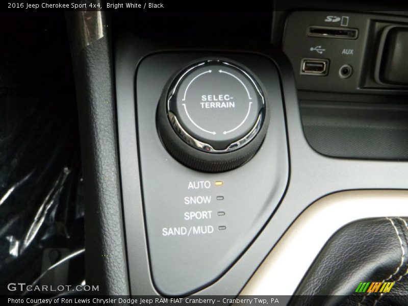 Bright White / Black 2016 Jeep Cherokee Sport 4x4