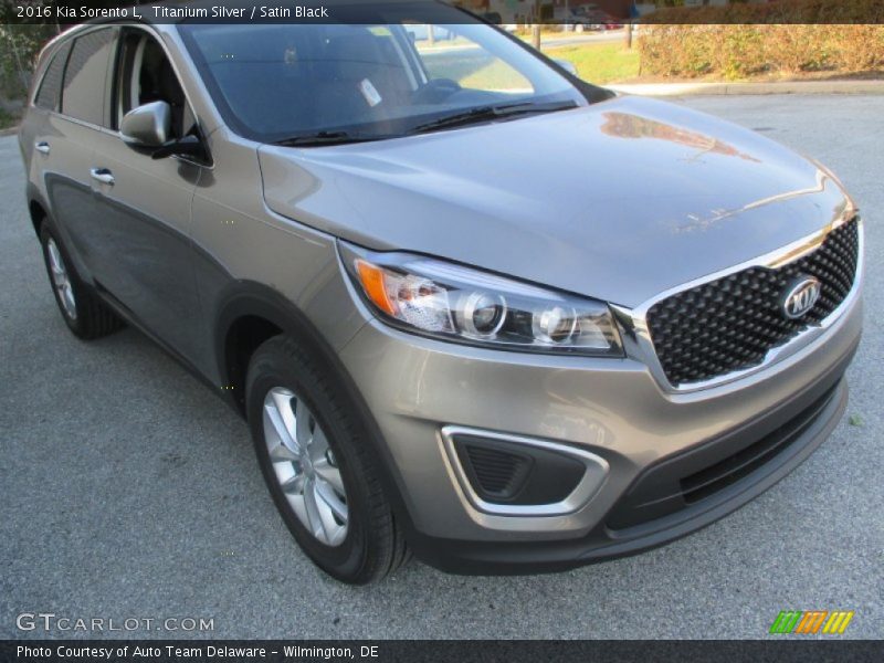 Front 3/4 View of 2016 Sorento L