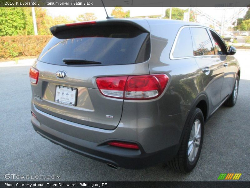 Titanium Silver / Satin Black 2016 Kia Sorento L