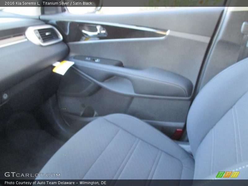 Titanium Silver / Satin Black 2016 Kia Sorento L