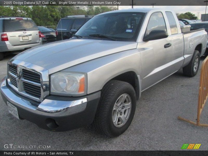 Front 3/4 View of 2005 Dakota SLT Club Cab