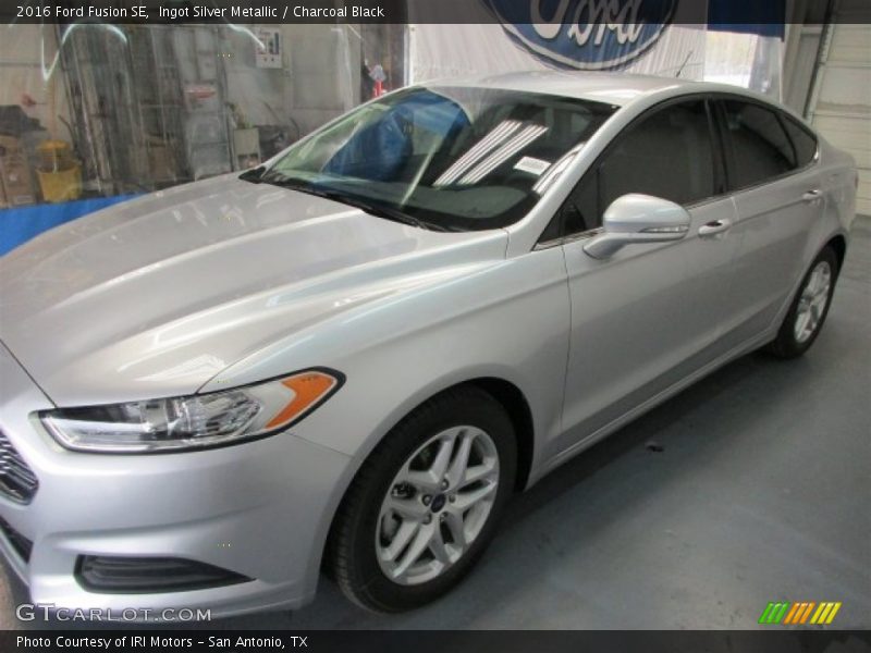 Ingot Silver Metallic / Charcoal Black 2016 Ford Fusion SE