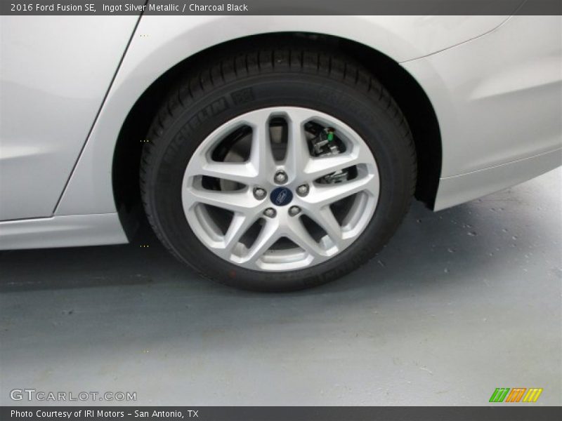 Ingot Silver Metallic / Charcoal Black 2016 Ford Fusion SE