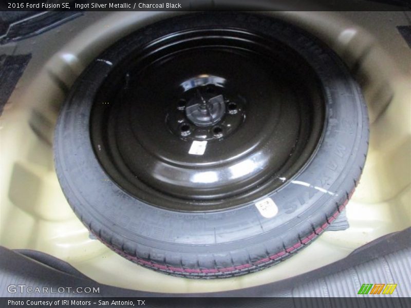 Ingot Silver Metallic / Charcoal Black 2016 Ford Fusion SE