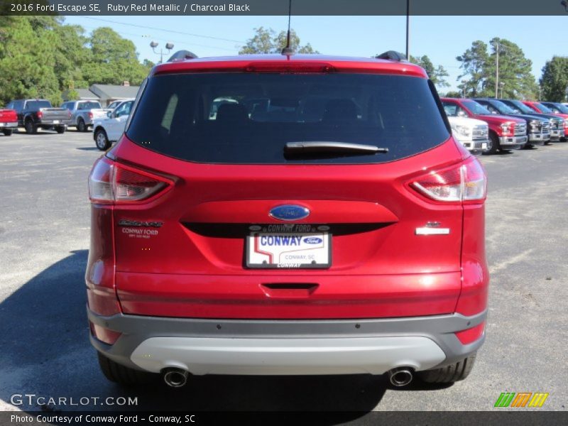 Ruby Red Metallic / Charcoal Black 2016 Ford Escape SE