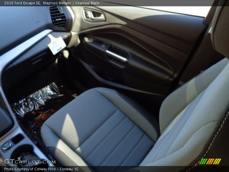 Magnetic Metallic / Charcoal Black 2016 Ford Escape SE