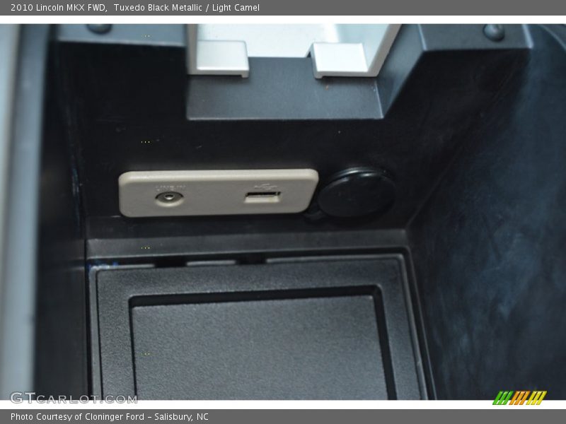 Tuxedo Black Metallic / Light Camel 2010 Lincoln MKX FWD
