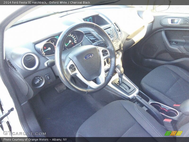 Oxford White / Charcoal Black 2014 Ford Fiesta SE Hatchback