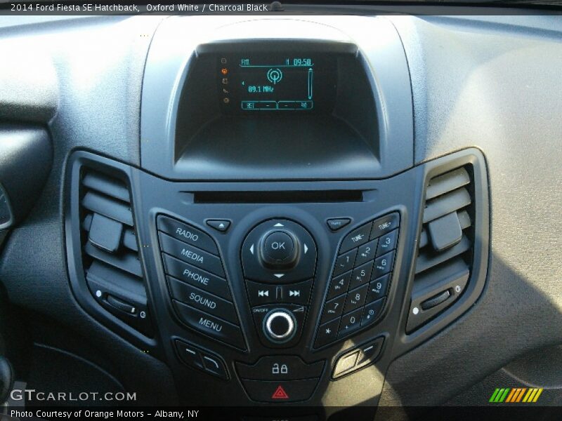 Oxford White / Charcoal Black 2014 Ford Fiesta SE Hatchback