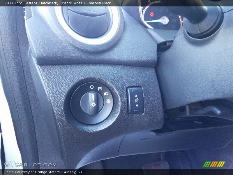 Oxford White / Charcoal Black 2014 Ford Fiesta SE Hatchback