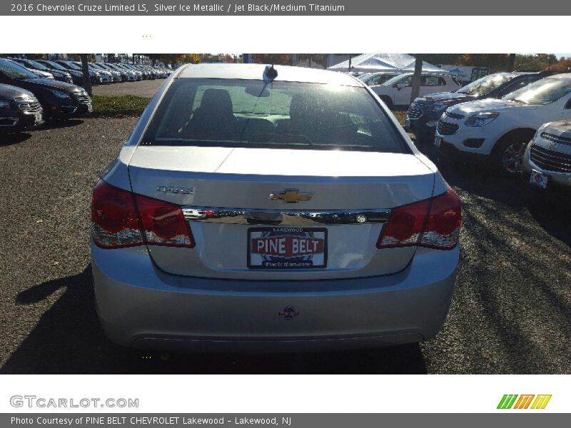 Silver Ice Metallic / Jet Black/Medium Titanium 2016 Chevrolet Cruze Limited LS