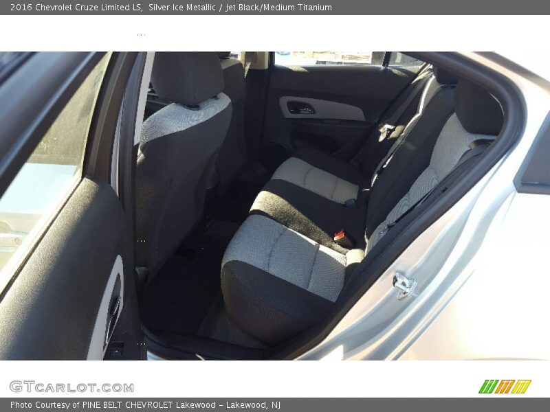 Silver Ice Metallic / Jet Black/Medium Titanium 2016 Chevrolet Cruze Limited LS
