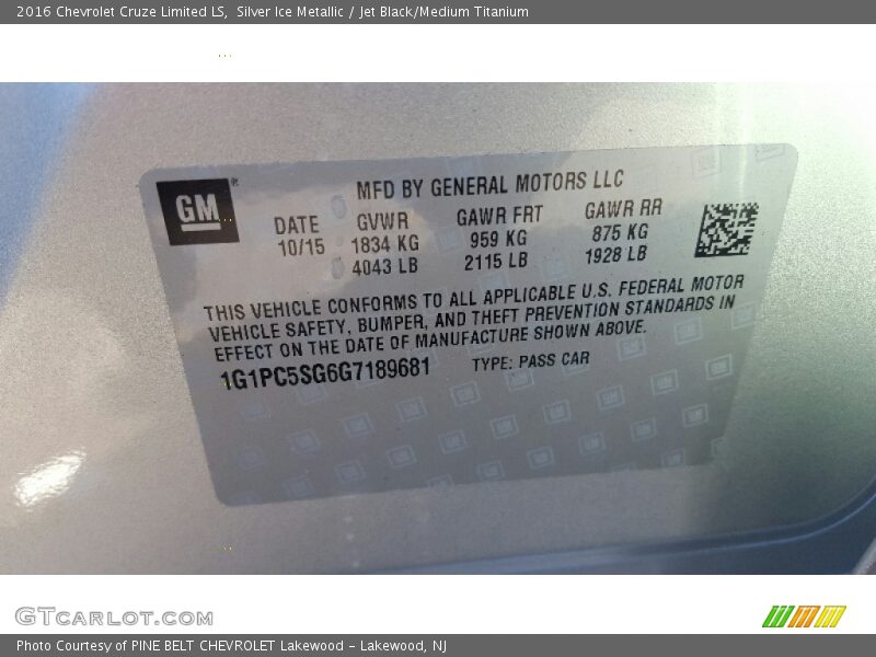 Silver Ice Metallic / Jet Black/Medium Titanium 2016 Chevrolet Cruze Limited LS