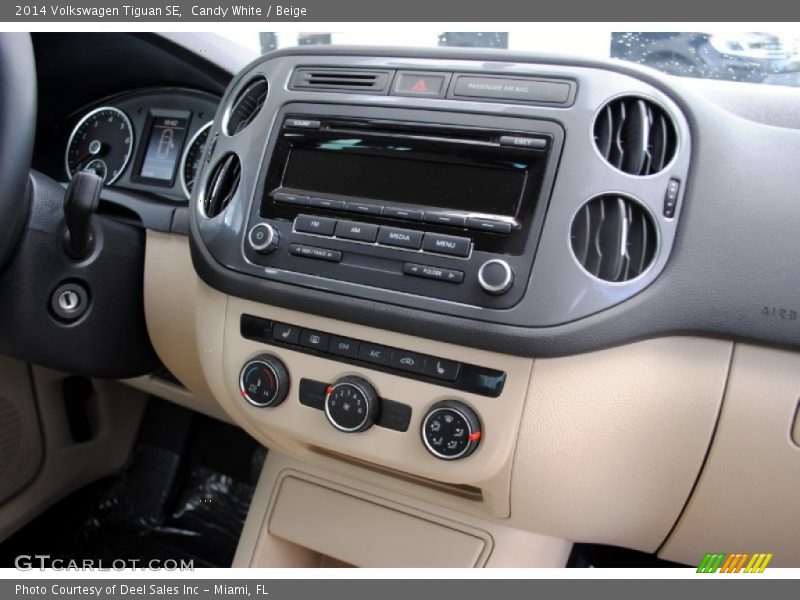 Candy White / Beige 2014 Volkswagen Tiguan SE