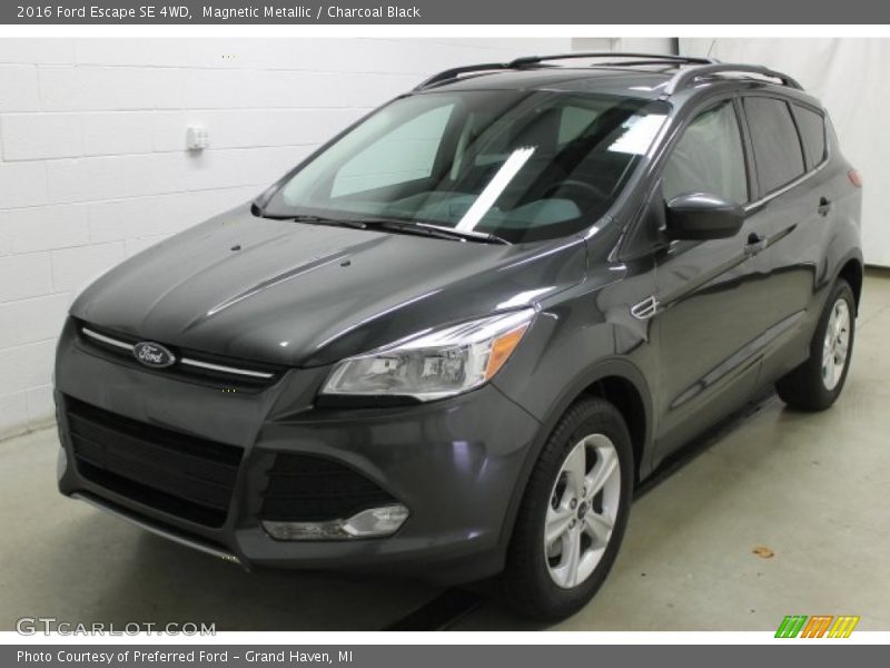 Magnetic Metallic / Charcoal Black 2016 Ford Escape SE 4WD