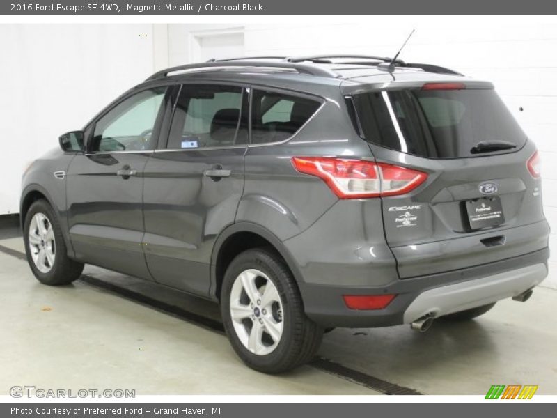 Magnetic Metallic / Charcoal Black 2016 Ford Escape SE 4WD